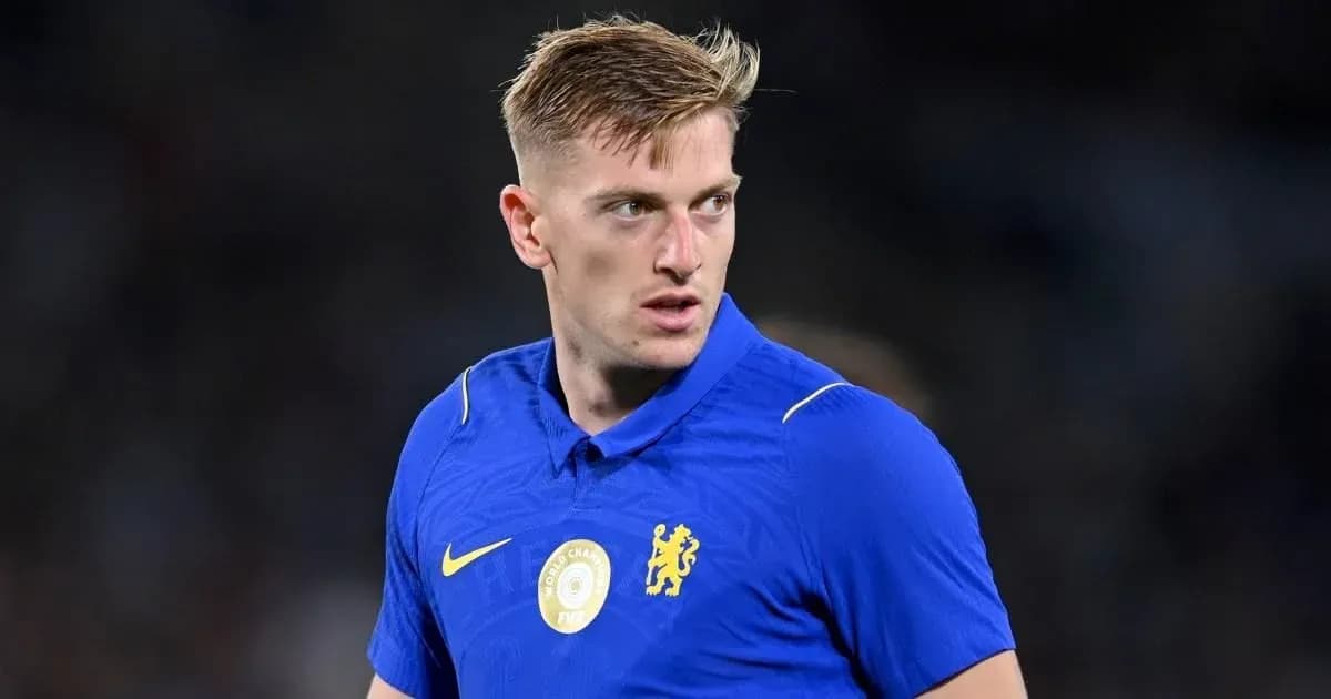 Jugador de fútbol en camiseta azul de Chelsea