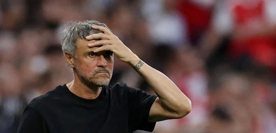 Entrenador con mano en la frente durante partido