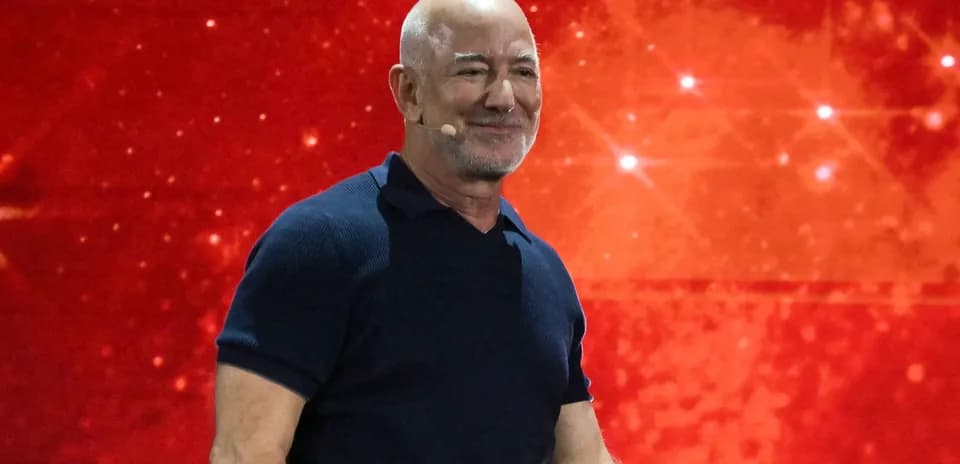 Hombre con micrófono en fondo rojo durante presentación