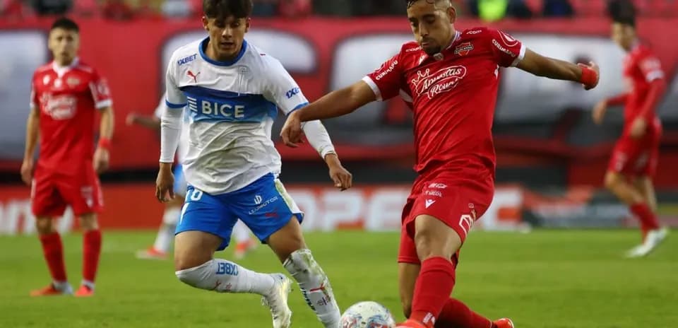 Jugadores de U. Católica y Nublense en acción