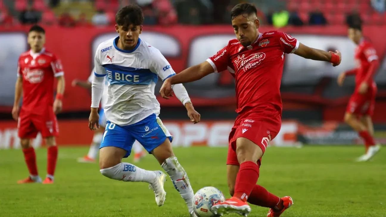Jugadores de U. Católica y Nublense en acción
