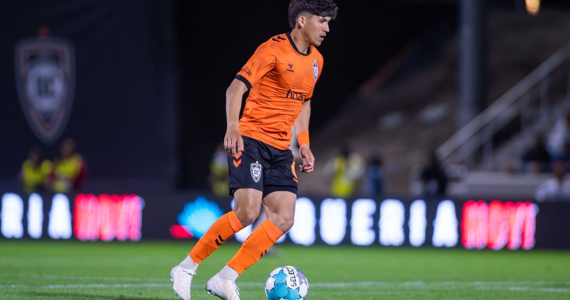 Jugador de Orange County SC controlando el balón
