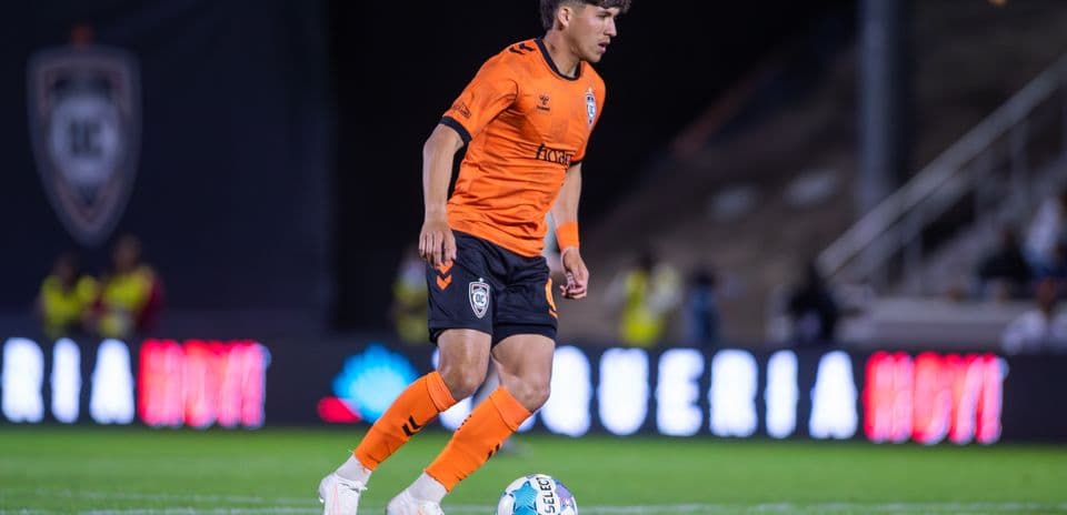Jugador de Orange County SC controlando el balón