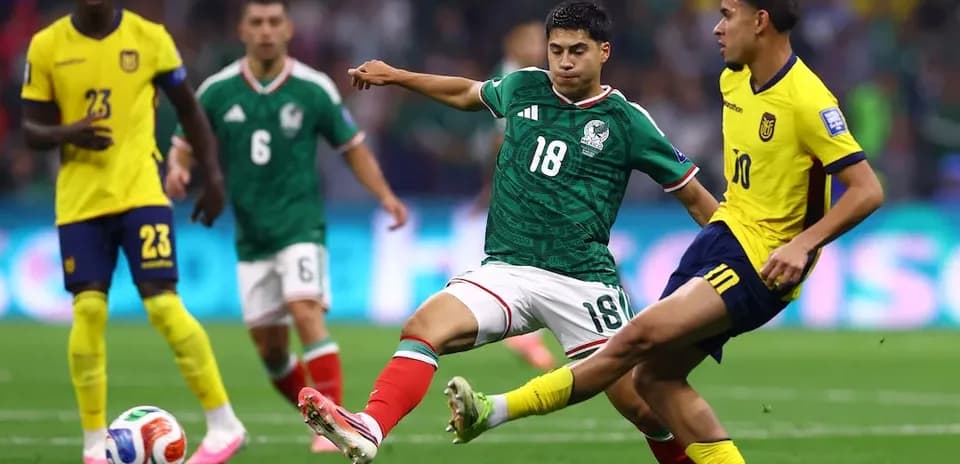 Jugador mexicano luchando por el balón contra Ecuador
