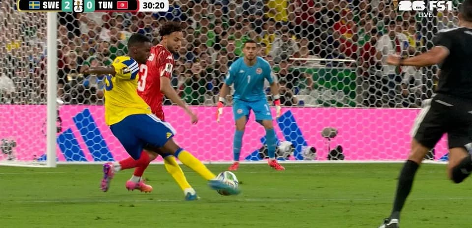 Jugador sueco disparando a puerta contra Túnez