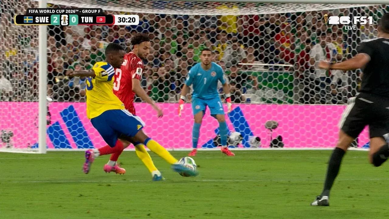 Jugador sueco disparando a puerta contra Túnez