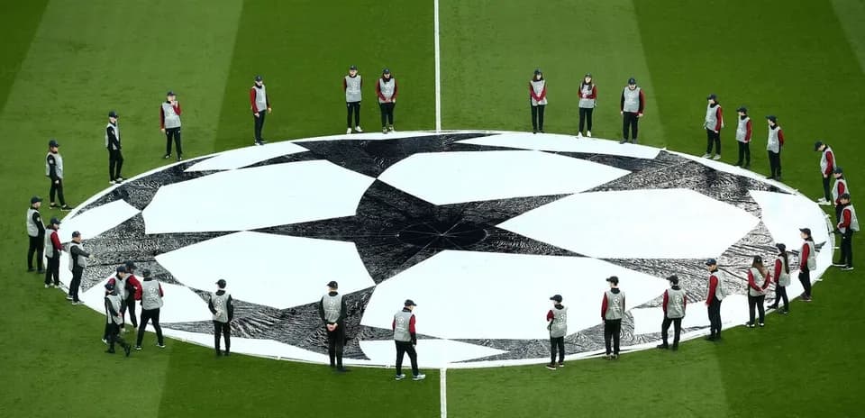 Personal preparando el balón de la Champions League