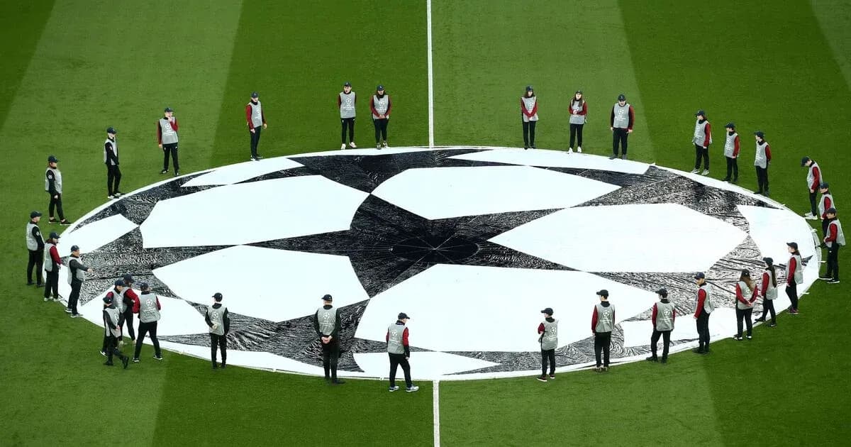 Personal preparando el balón de la Champions League
