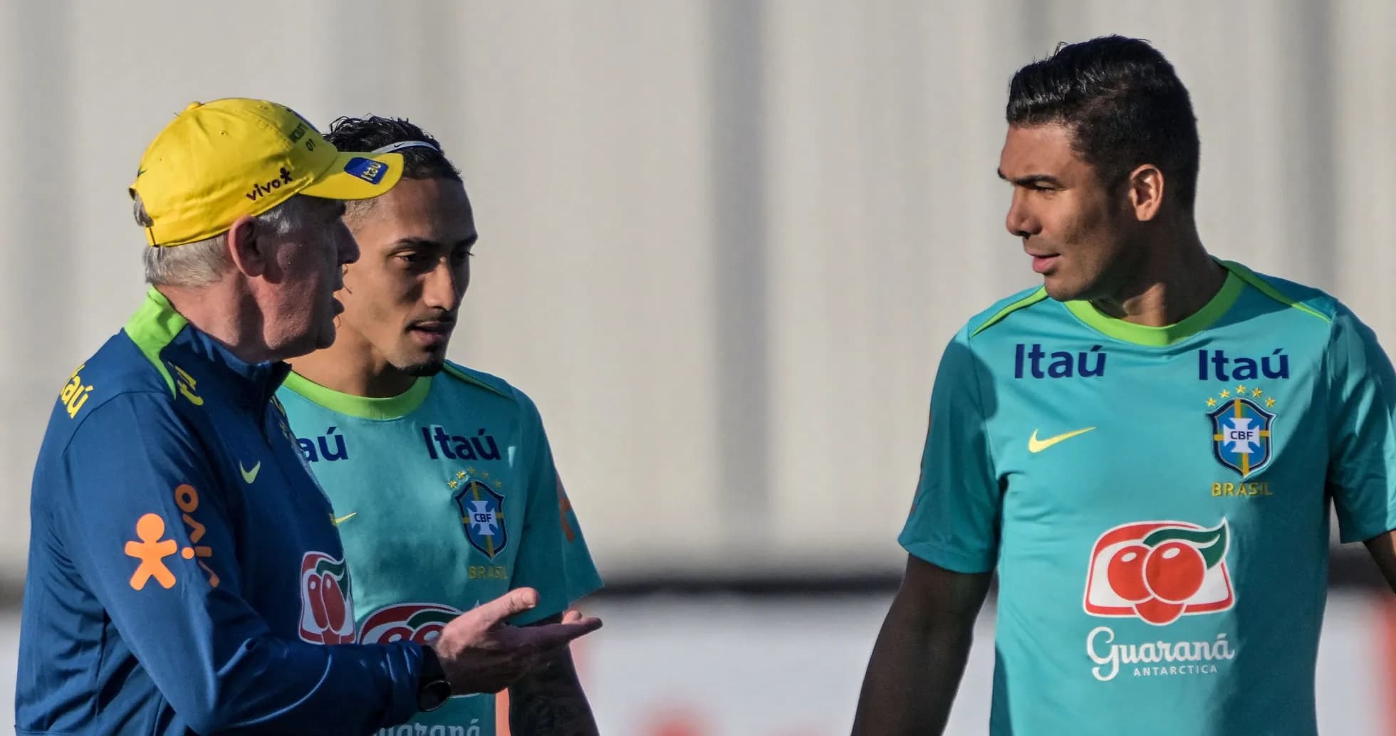 Entrenador y jugadores conversando durante entrenamiento