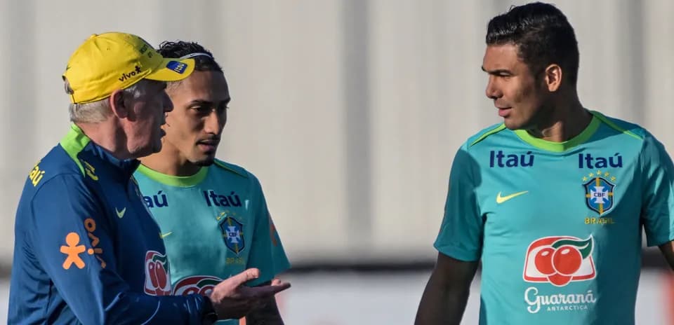 Entrenador y jugadores conversando durante entrenamiento