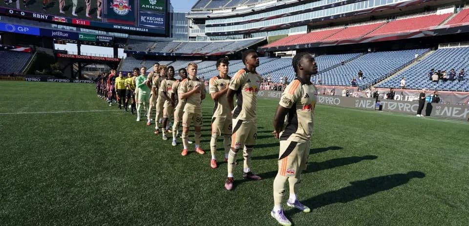 Jugadores de New York RB II alineados para el partido