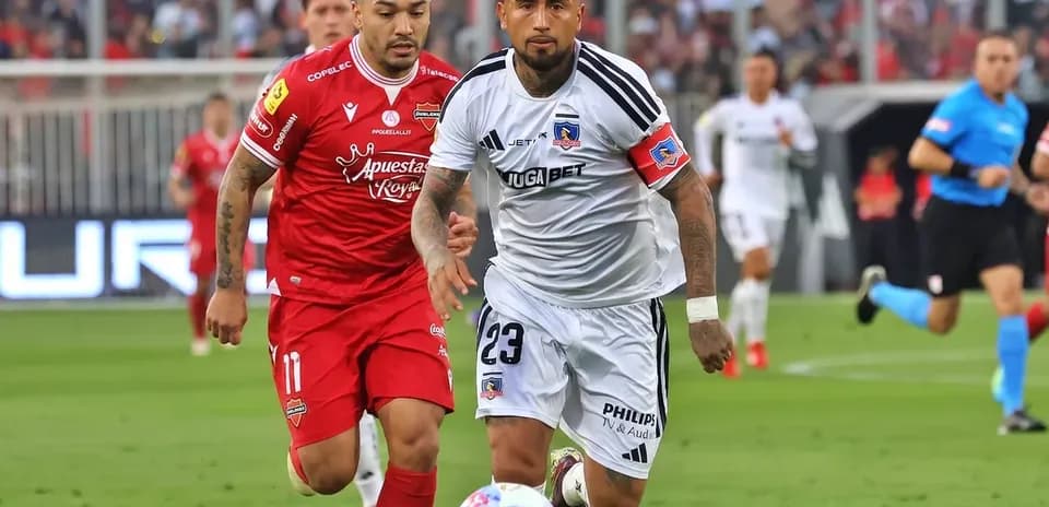 Jugadores de Colo Colo y Nublense en acción