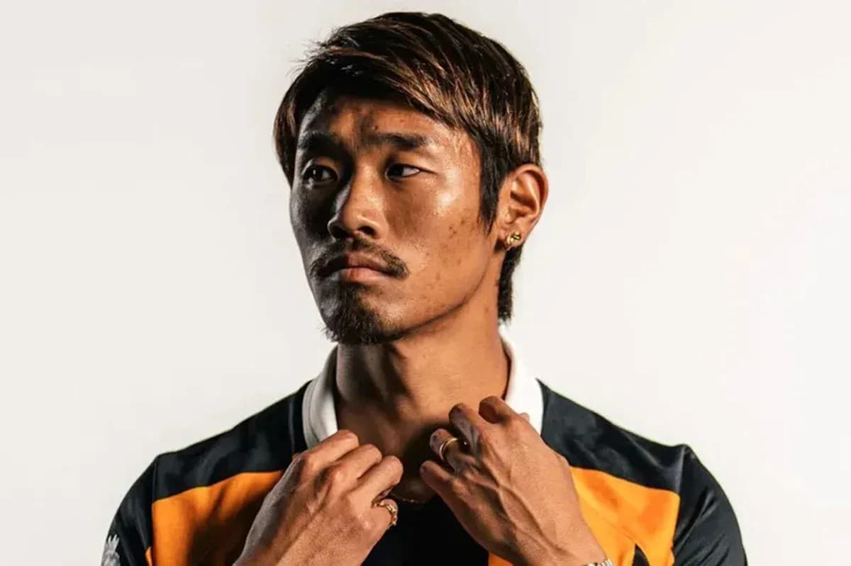 Jugador posando con uniforme deportivo en fondo claro