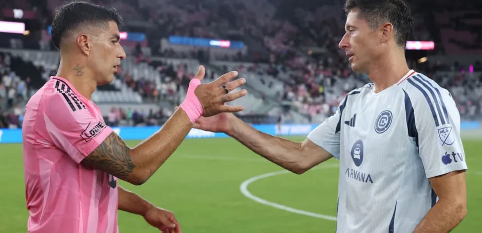 Jugadores saludándose después del partido en el campo