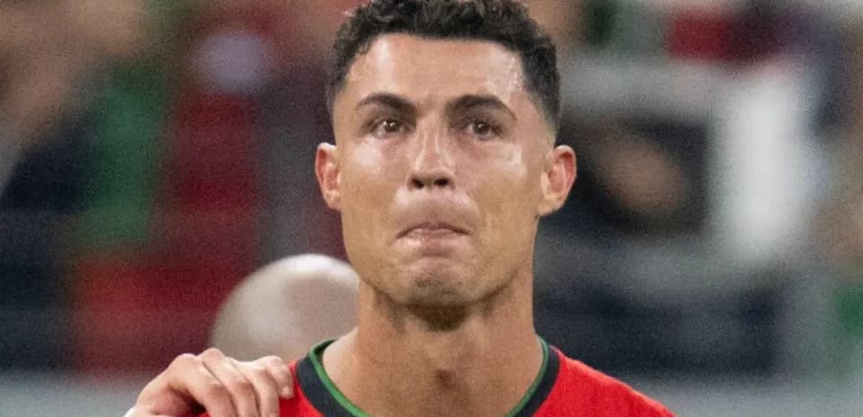 Jugador de fútbol en uniforme rojo durante partido