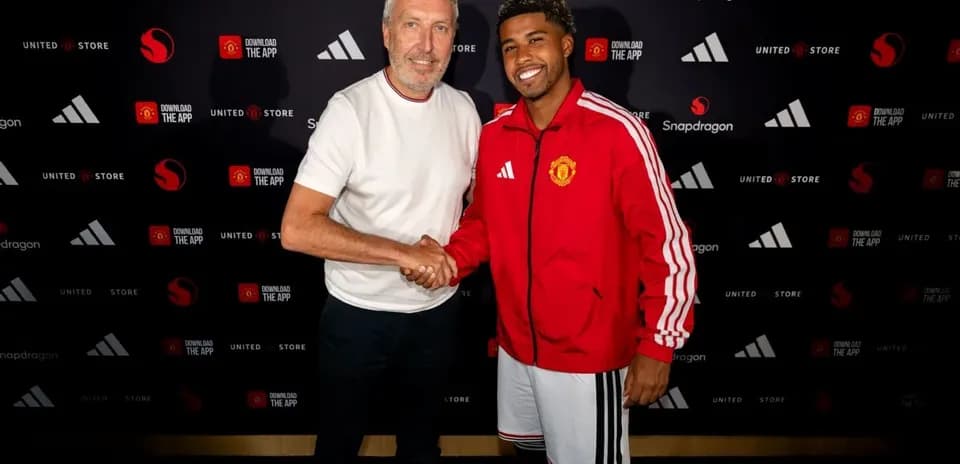 Jugador de Manchester United firmando contrato con directivo