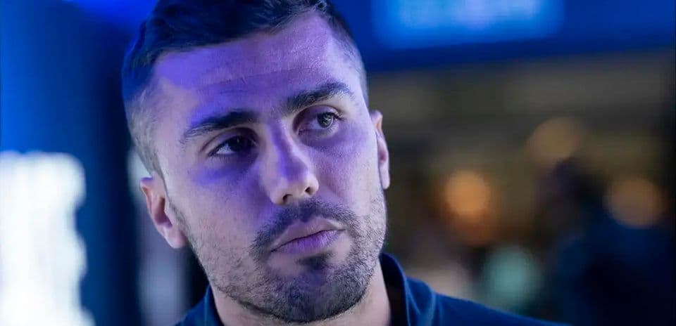 Jugador en un evento con iluminación azul
