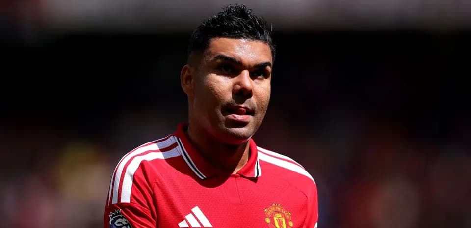 Jugador de Manchester United caminando por el campo