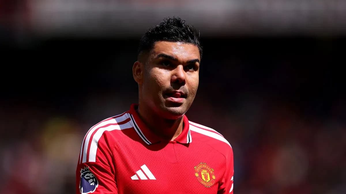 Jugador de Manchester United caminando por el campo