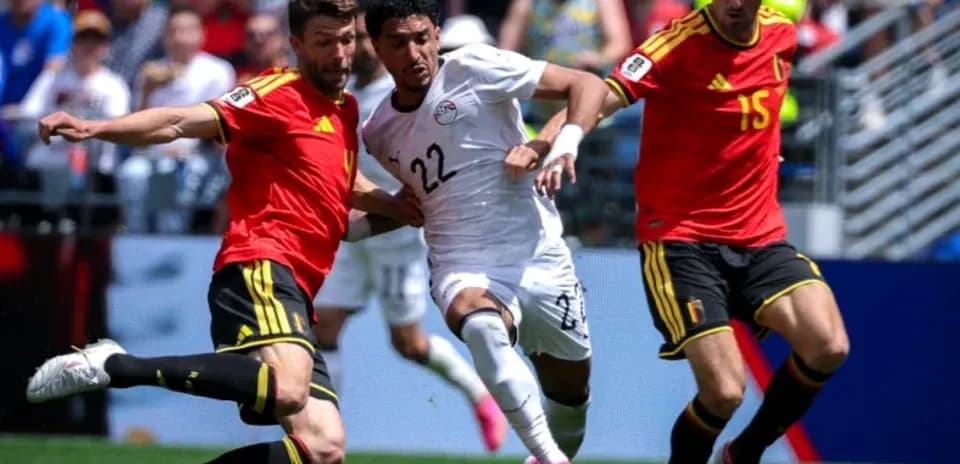 Jugador de Egipto disputando el balón con defensores