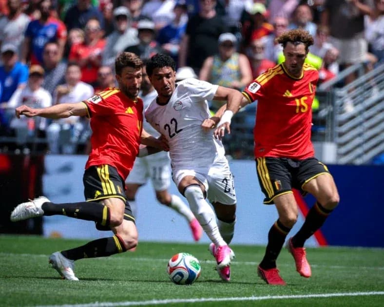 Jugador de Egipto disputando el balón con defensores