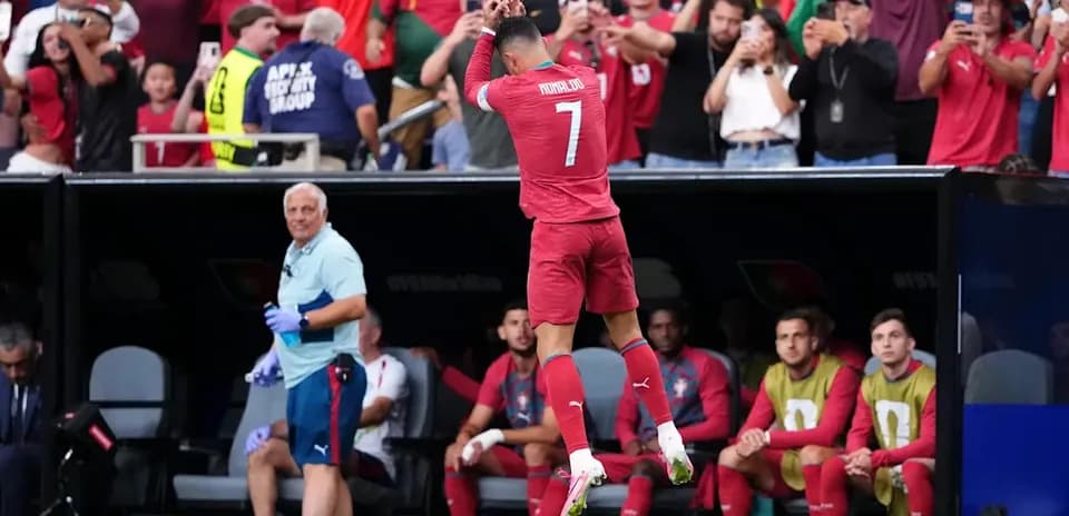 Cristiano Ronaldo celebrando con la afición en el estadio