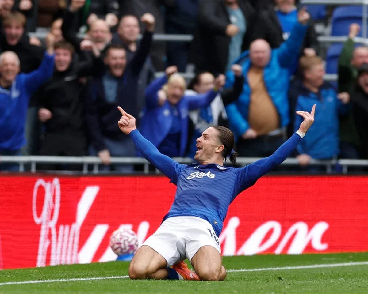 Jugador celebrando un gol con la afición