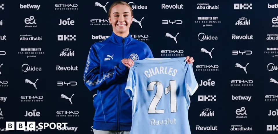 Jugadora sosteniendo camiseta de Manchester City en presentación