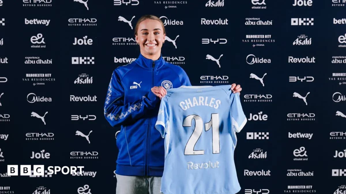 Jugadora sosteniendo camiseta de Manchester City en presentación