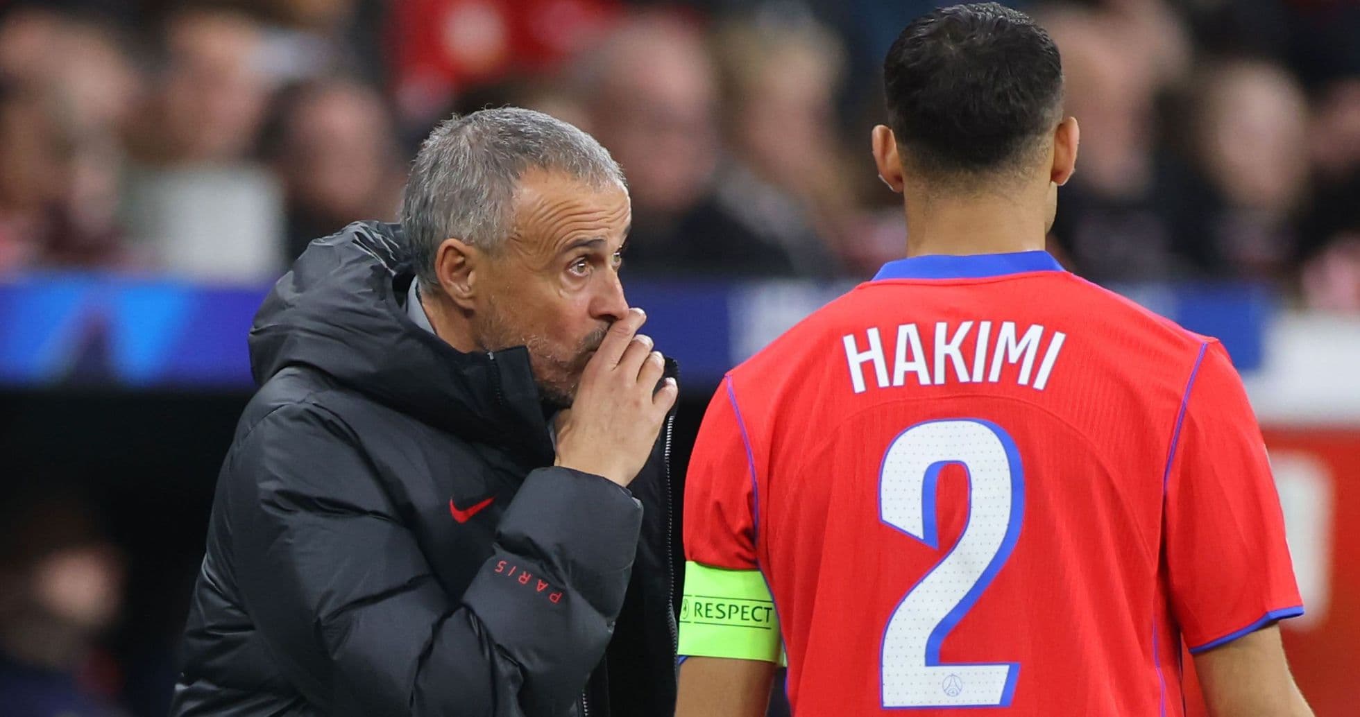 Entrenador conversando con jugador Hakimi durante partido