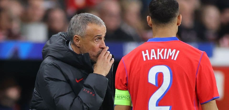Entrenador conversando con jugador Hakimi durante partido
