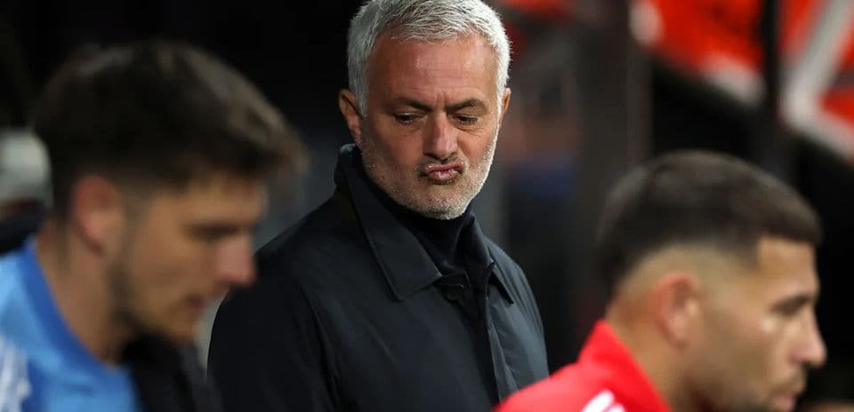 José Mourinho observando el partido desde la banca