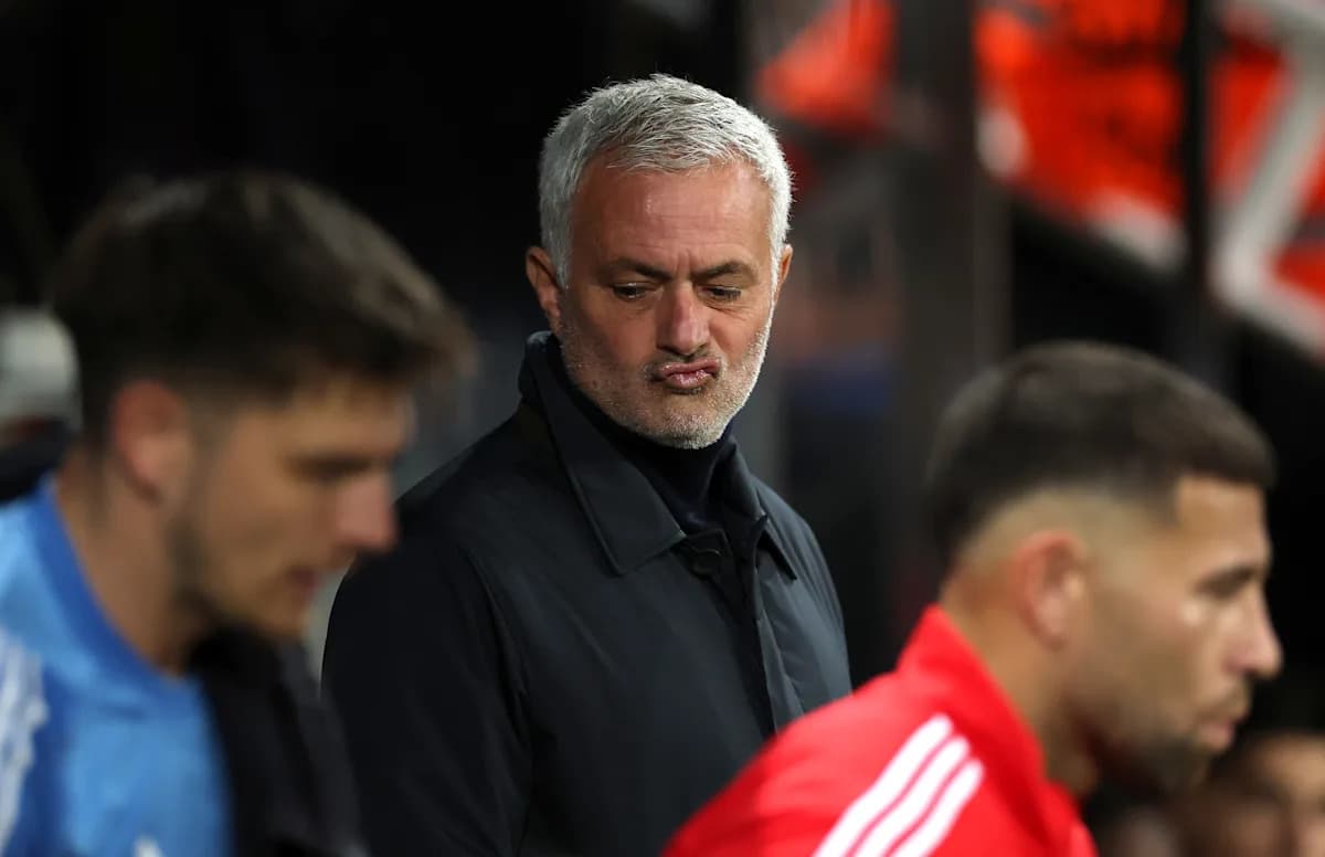 José Mourinho observando el partido desde la banca
