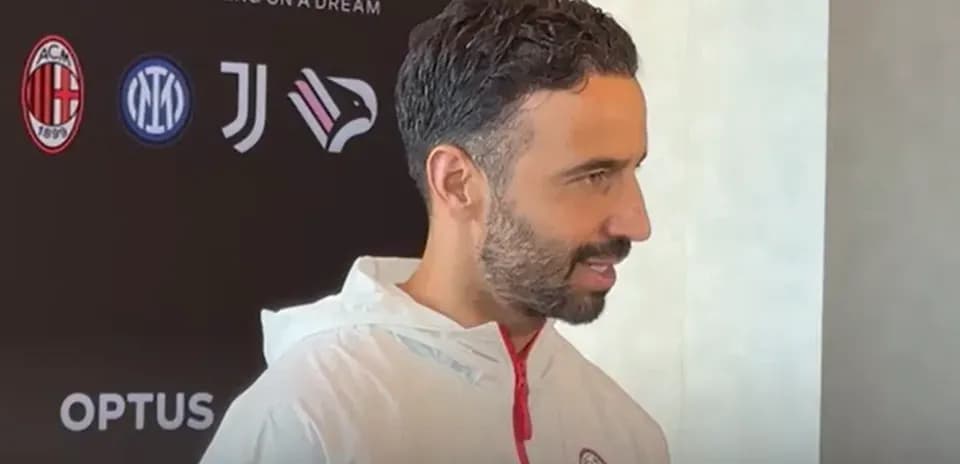 Persona hablando en conferencia de prensa de AC Milan
