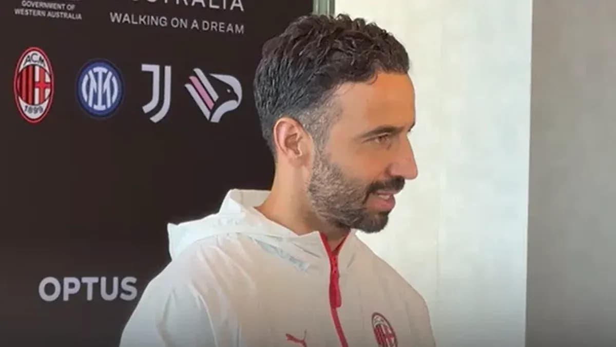 Persona hablando en conferencia de prensa de AC Milan