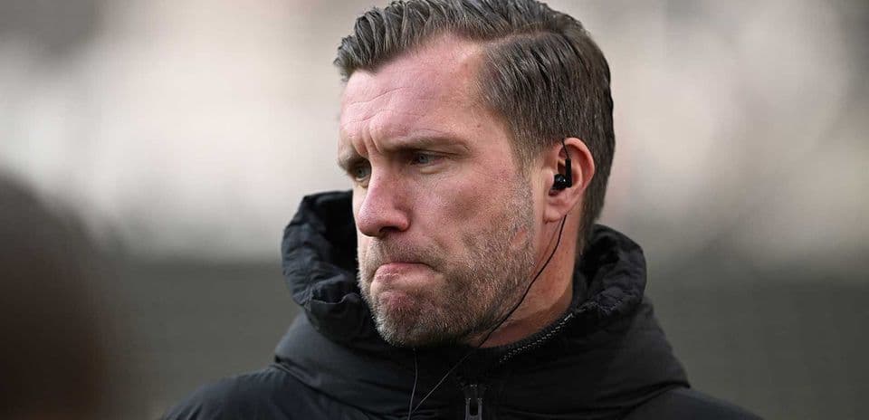 Entrenador con auriculares durante la sesión