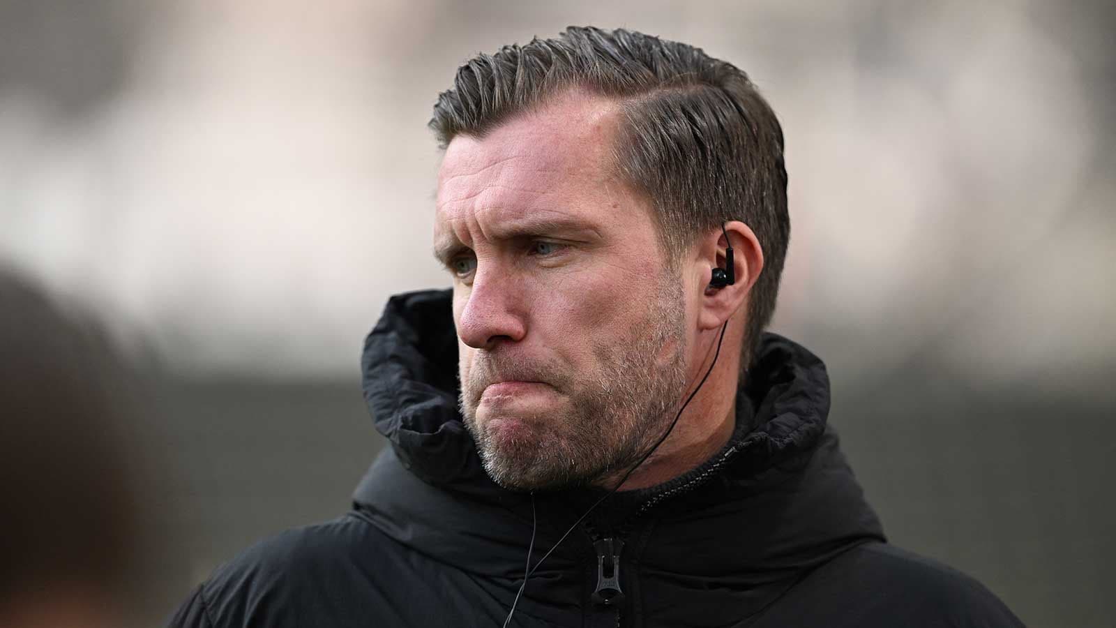 Entrenador con auriculares durante la sesión