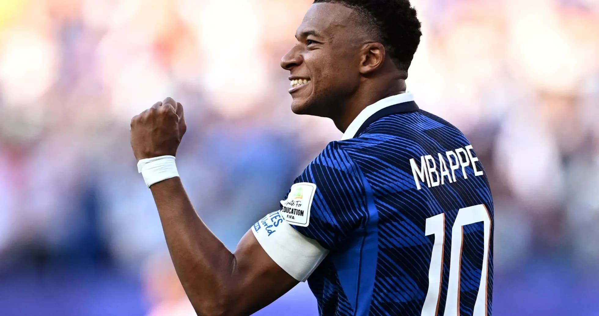 Jugador celebrando con puño en alto en el campo