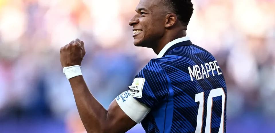Jugador celebrando con puño en alto en el campo