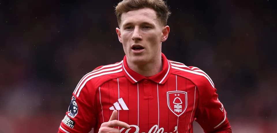 Jugador de Nottingham Forest en uniforme rojo durante el partido