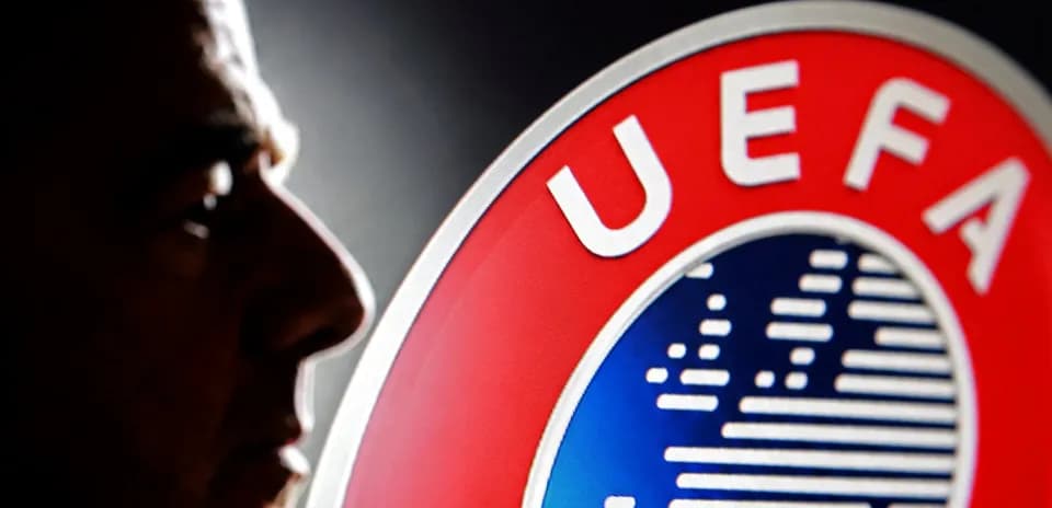 Perfil de una persona junto al logo de UEFA