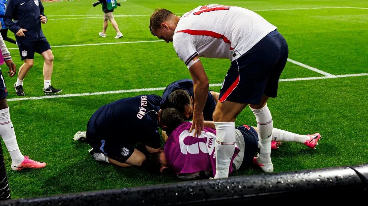 Jugadores y personal médico atendiendo a un jugador caído