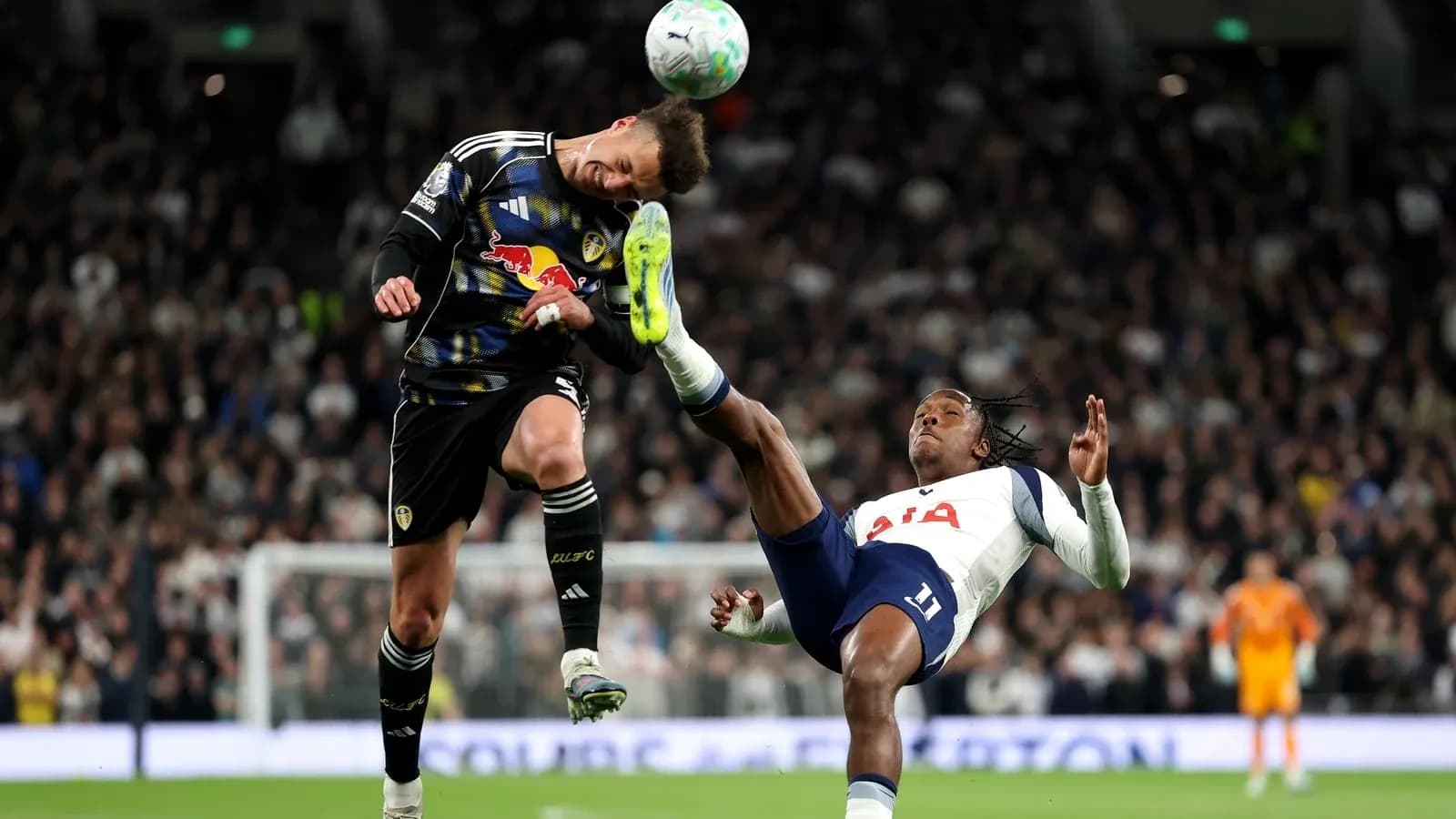 Portero de Leeds y jugador de Tottenham en acción
