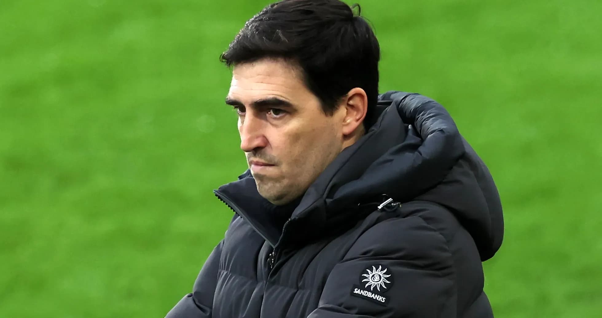 Entrenador observando el campo durante el partido