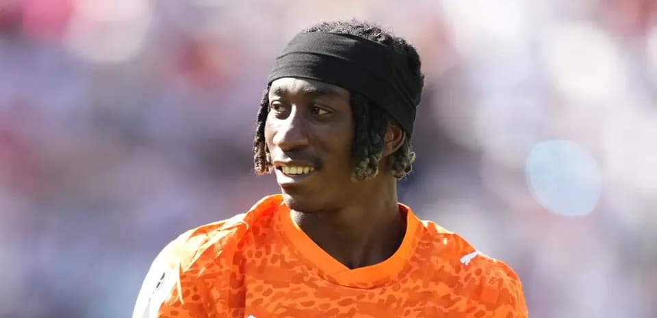 Jugador con camiseta naranja durante un partido