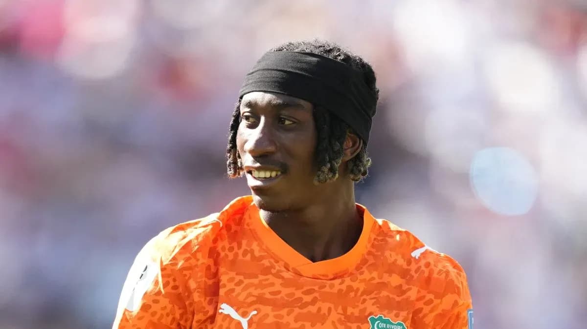 Jugador con camiseta naranja durante un partido