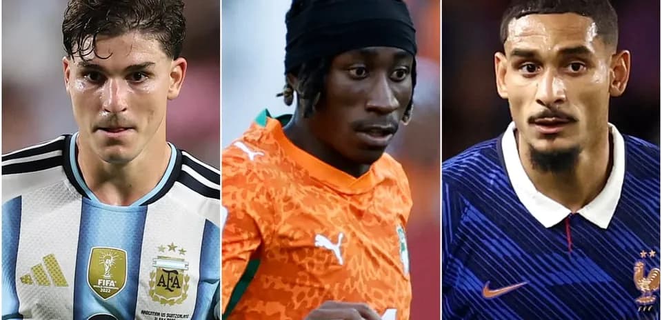 Tres futbolistas en acción durante un partido