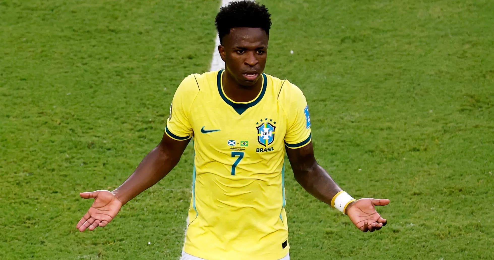 Jugador de Brasil en uniforme amarillo en el campo