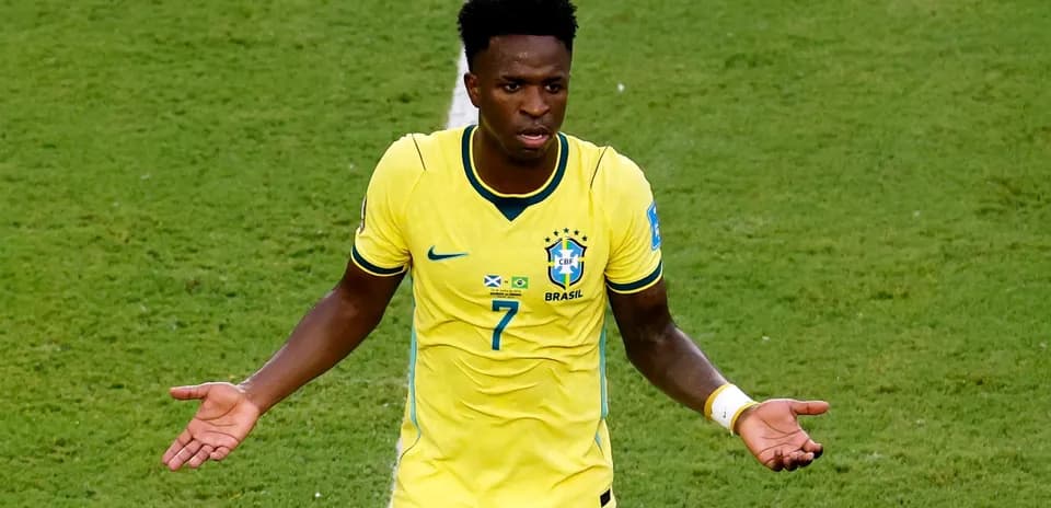 Jugador de Brasil en uniforme amarillo en el campo