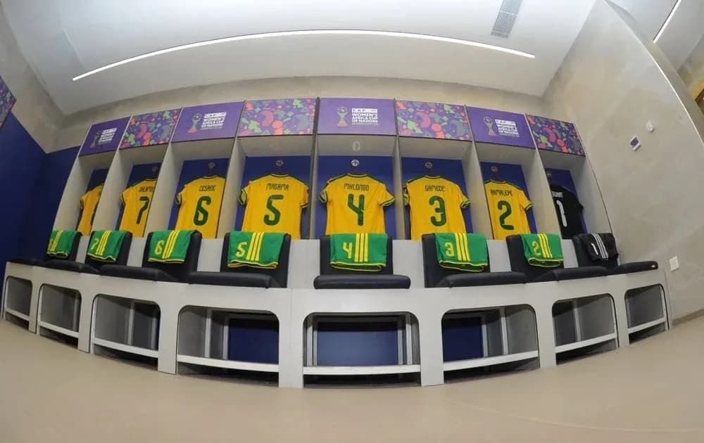Camisetas de equipo en vestuario de fútbol